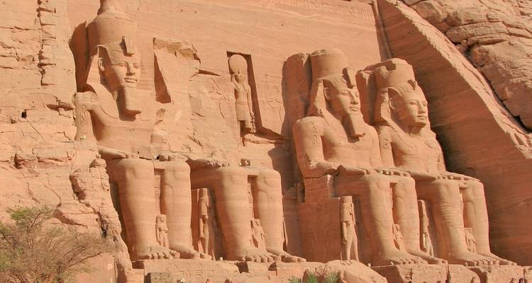 Beelden van Ramses bij de Abu Simbel tempels uitgehouwen in rots.