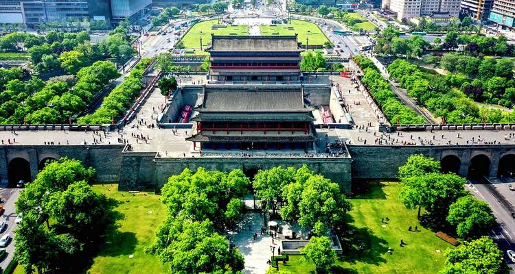 Luchtfoto van Xi'an's oude stadspoort en omringende groene boulevards.