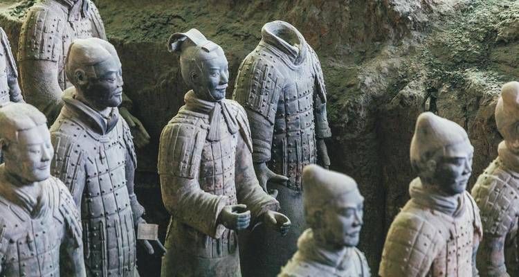 Detalle de cerca de los Guerreros de Terracota desgastados, algunos sin cabezas, dentro del pozo de excavación.