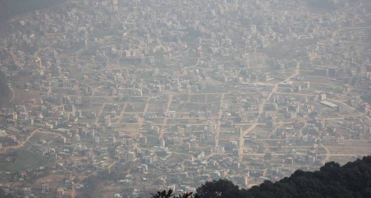 Luftaufnahme einer sich ausbreitenden Stadtlandschaft.