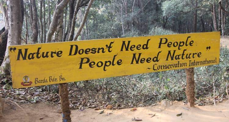 Naturschutz-Zitat-Schild in einem Wald.