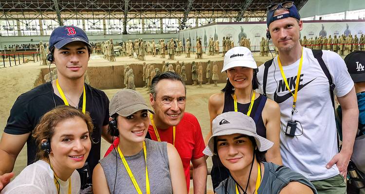 Groupe avec des cordons jaunes à l'intérieur d'un musée de l'Armée de terre cuite.