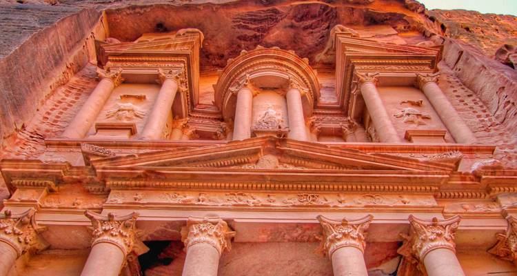 Gros plan de la façade de pierre ornée du Trésor à Pétra.