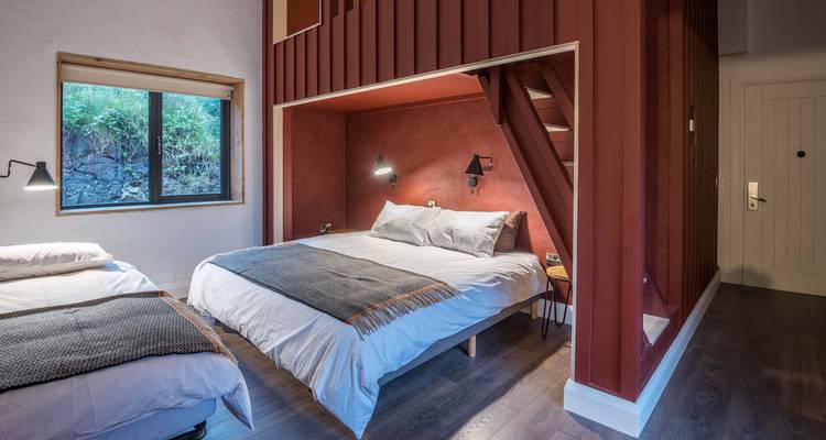 Intérieur d'une chambre à coucher confortable au design moderne.
