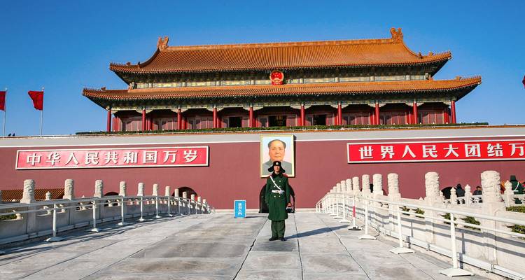 Place Tiananmen avec un grand portrait d'un dirigeant.