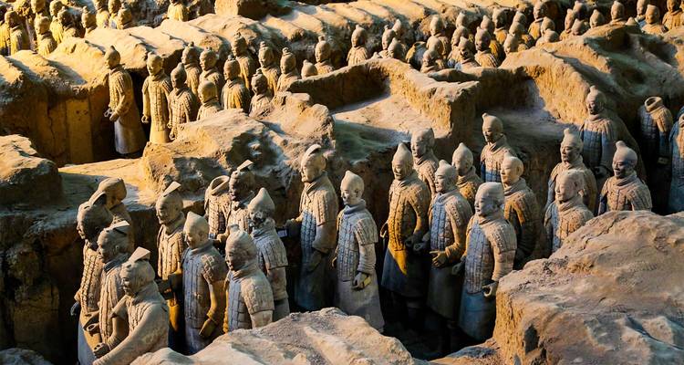Las filas excavadas de los Guerreros de Terracota se encuentran en formación silenciosa dentro de los pozos de Xi'an.