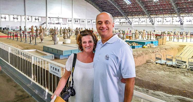 Couple sur un site archéologique avec des artefacts anciens.