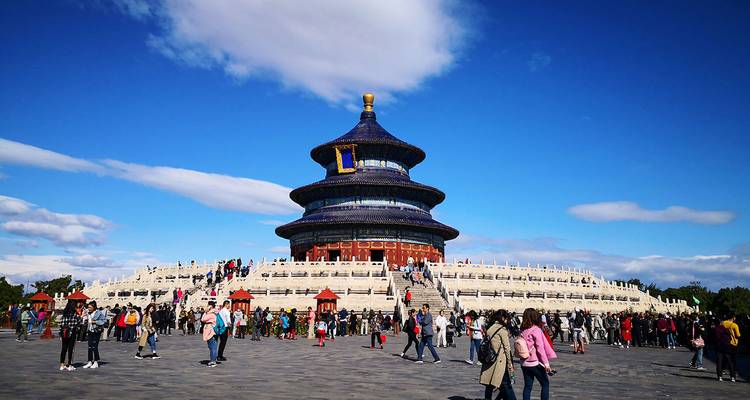Le Temple du Ciel à Pékin avec des gens sur la place.