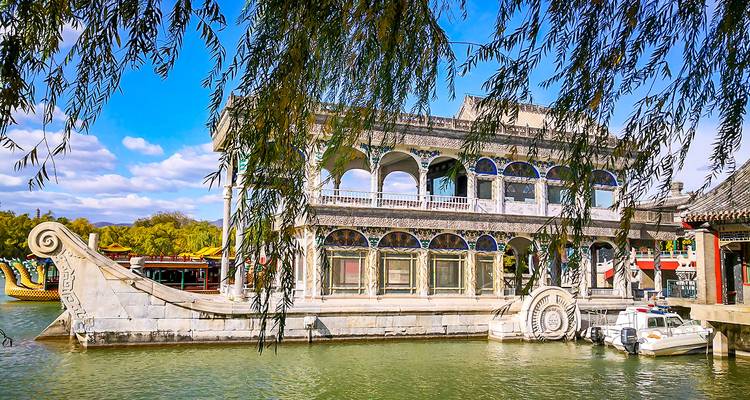 Le bateau de marbre au Palais d'Été par une journée ensoleillée.