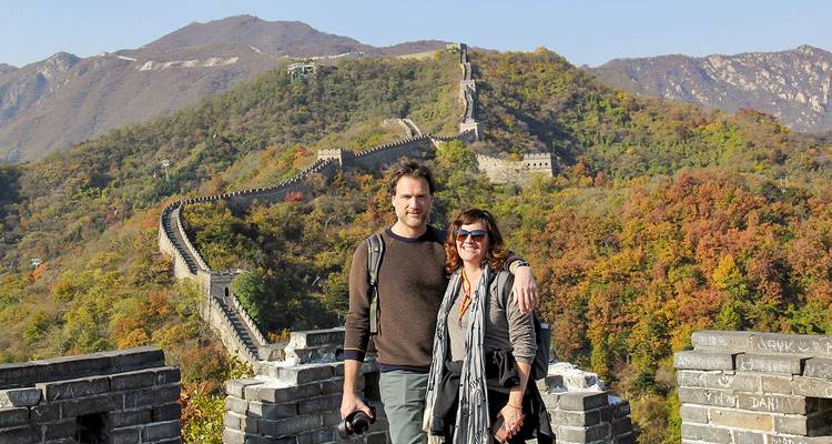 Couple sur la Grande Muraille de Chine avec feuillage d'automne.
