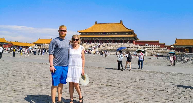 Couple posant devant l'entrée de la Cité interdite.