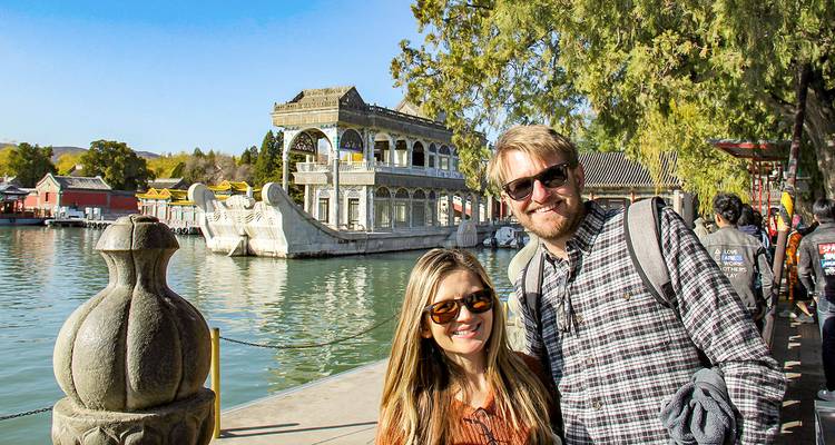 Couple posant devant le Bateau de Marbre au Palais d'Été.