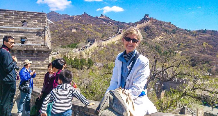 Tourist an der Chinesischen Mauer mit malerischen Ausblicken.