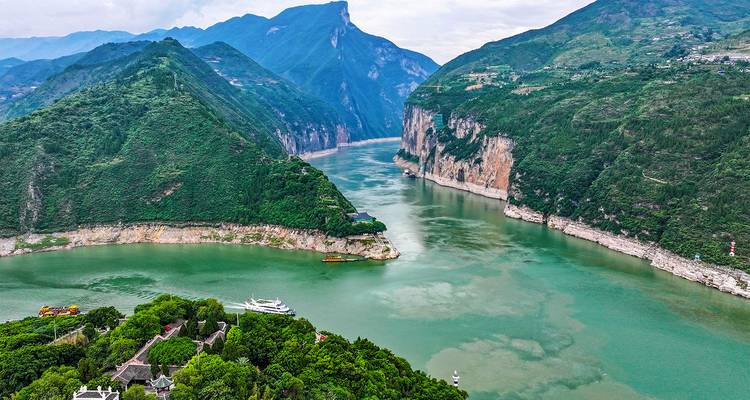 Weitaufnahme aus der Luft der dramatischen Drei-Schluchten-Section des Yangtze-Flusses, der sich zwischen üppig grünen Bergen windet.