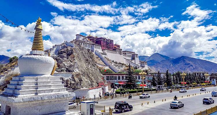 Potala Paleis met een drukke straat in Lhasa.