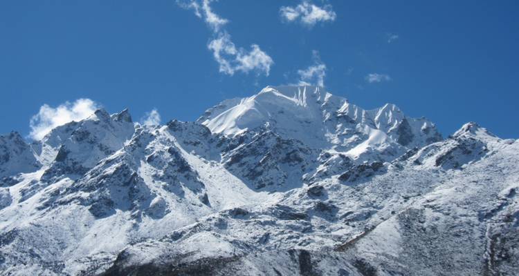 Nahaufnahme von schneebedeckten Bergspitzen.