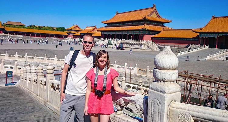 Pareja posando frente a estructuras tradicionales chinas.