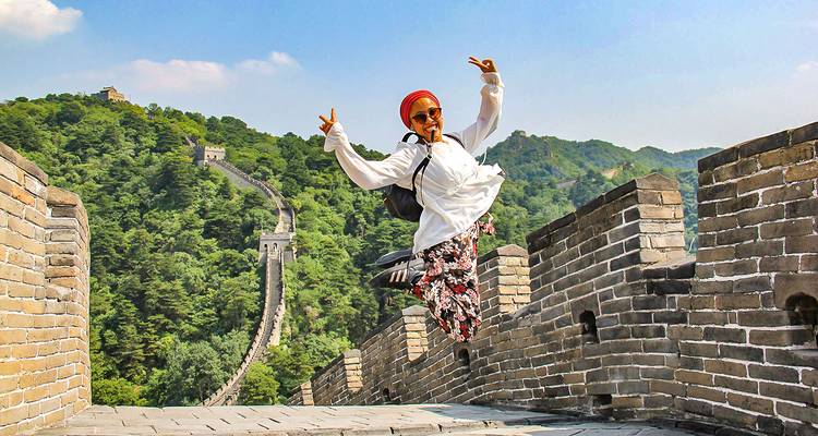 Persona saltando en la Gran Muralla China.