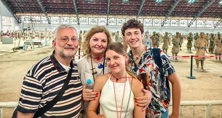 Grupo familiar frente a los Guerreros de Terracota.