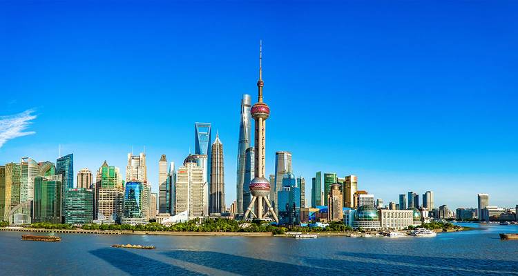 Ikonische Shanghai-Skyline mit dem Oriental Pearl Tower und Wolkenkratzern über dem Huangpu River