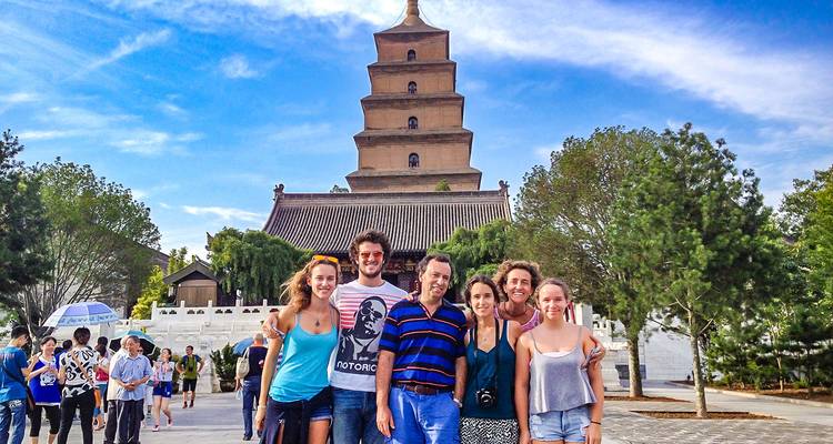 Groep poseert voor de Wilde Gans Pagode in Xi'an.