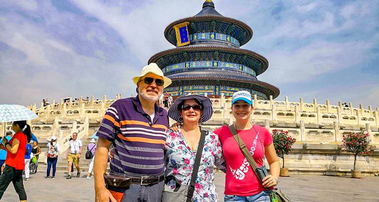 Een familie poseert voor de Tempel van de Hemel in Beijing.