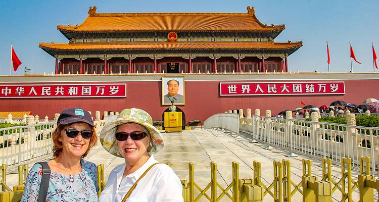 Twee vrouwen die poseren voor de Tiananmenpoort in Peking.