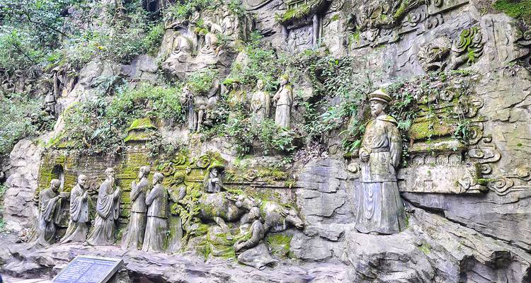 Sculptures complexes en pierre sur une surface rocheuse naturelle.