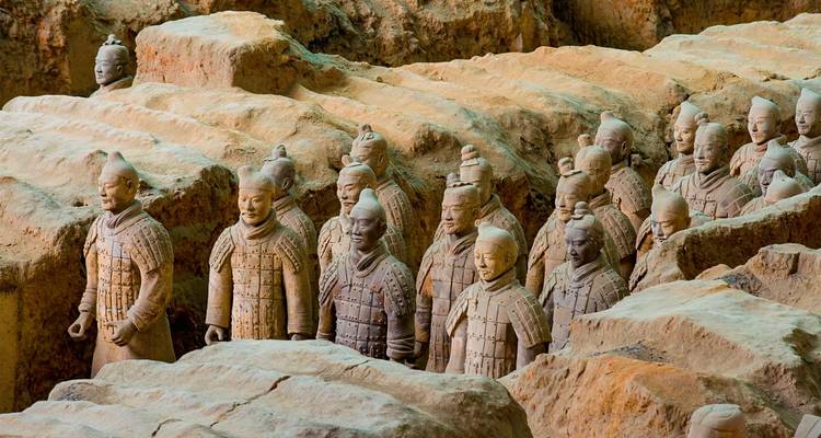 Una perspectiva más cercana de los Guerreros de Terracota cuidadosamente organizados en trincheras excavadas.