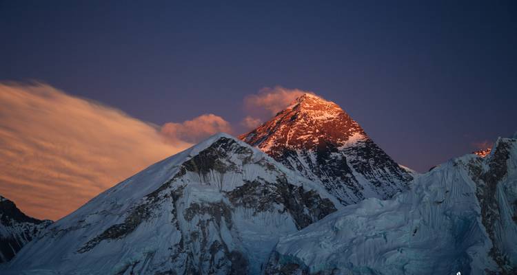 Le mont Everest avec un pic rougeoyant au coucher du soleil.