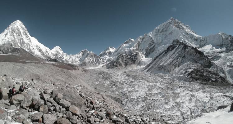 Des montagnes enneigées sous un ciel bleu limpide.