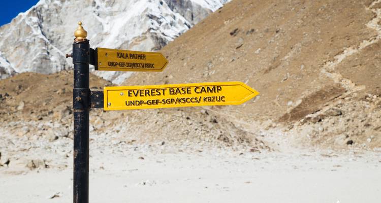 Panneau de signalisation indiquant Kala Patthar et le camp de base de l'Everest.