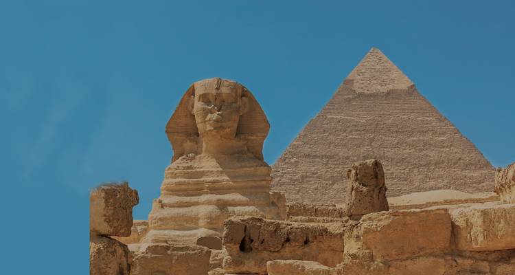Le Sphinx avec la Grande Pyramide en arrière-plan.