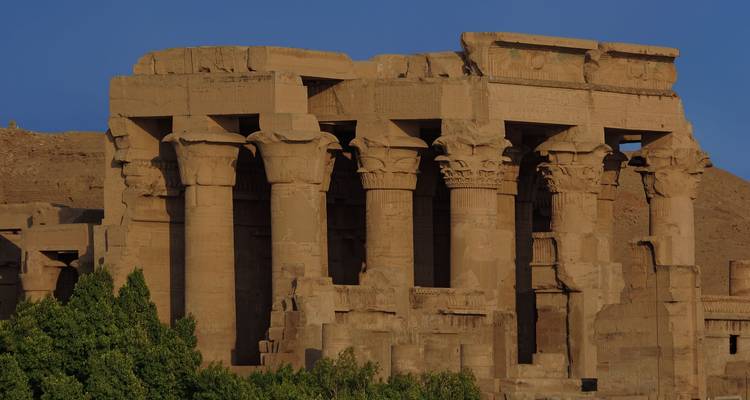 Un temple avec des colonnes à Kom Ombo sous un ciel dégagé.