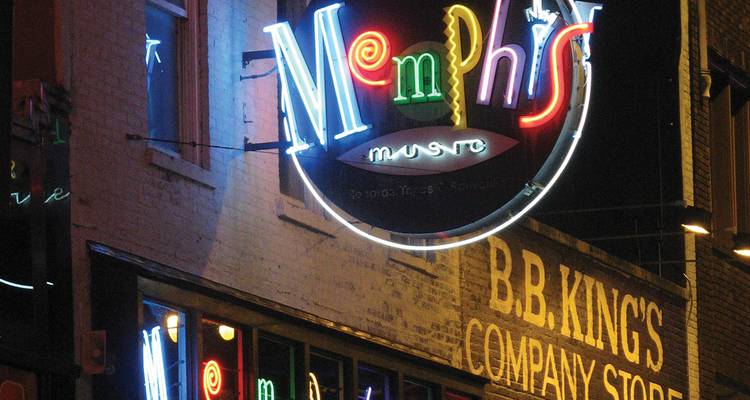 Kleurrijk neon "Memphis Music" bord boven B.B. King's Company Store 's nachts.
