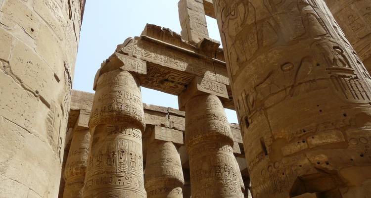 Oude Egyptische zuilen bedekt met hiërogliefen.