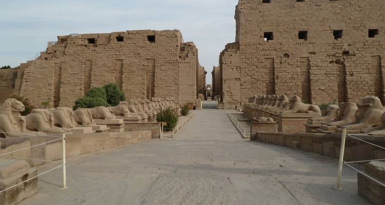 Processieweg met ramskopsphinxbeelden.