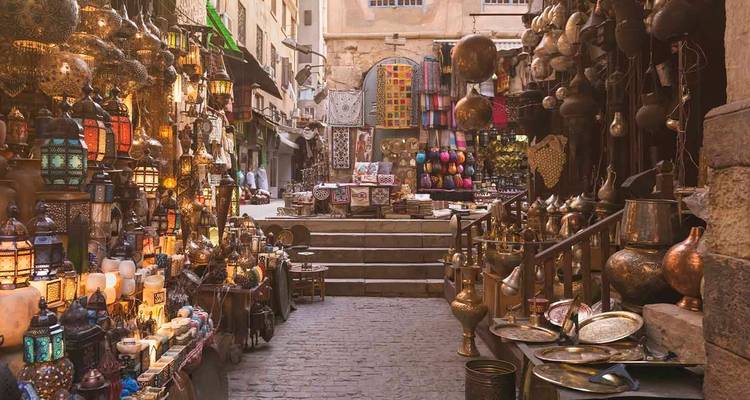 Étal de marché rempli de lampes traditionnelles et de marchandises.