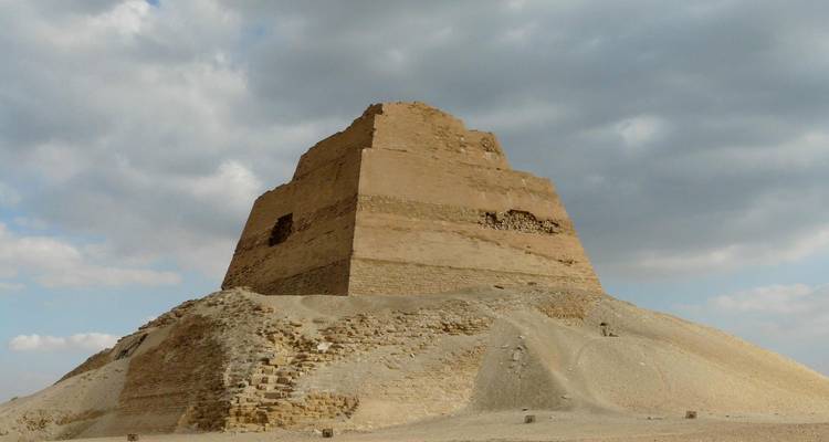 Pyramide sous un ciel nuageux.