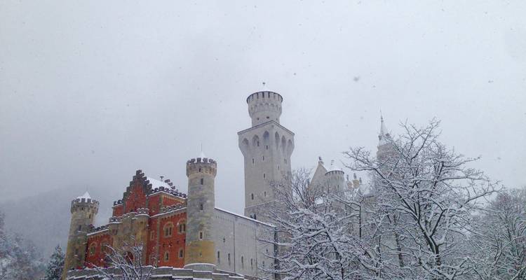 Le château de Neuschwanstein couvert de neige.