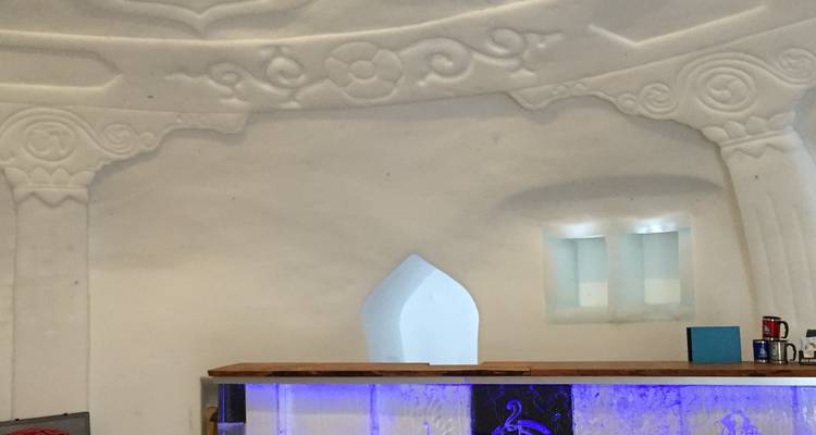 Intérieur d'un bâtiment avec une décoration de type glace et un bar.