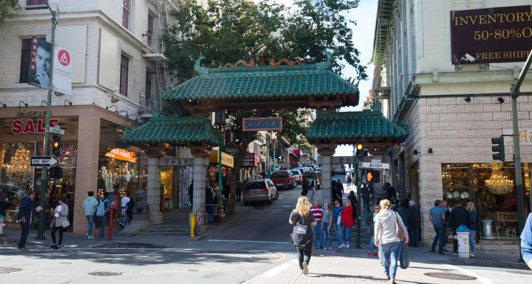 Puerta de entrada del barrio chino con calle concurrida