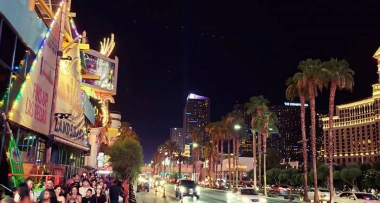 Calle de la ciudad por la noche con luces de neón