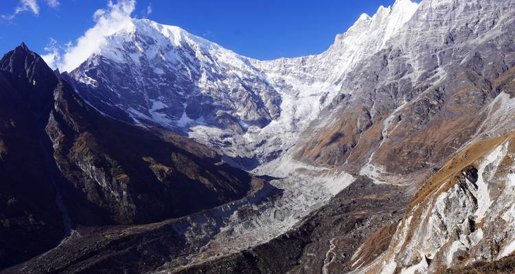 Majestätische Gebirgskette mit schneebedeckten Gipfeln und rauem Gelände.