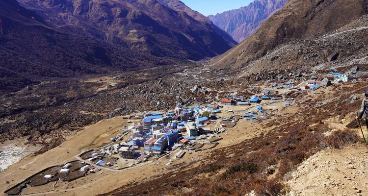 Bergdorf mit bunten Gebäuden und rauer Landschaft.