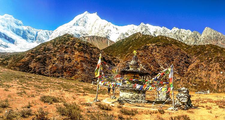Malerische Aussicht auf eine Stupa mit Bergen.