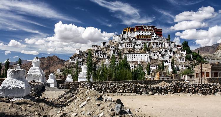 Monastère de Thiksey perché sur une colline sous un ciel bleu à Leh.