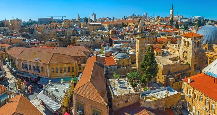 Los tejados de la Ciudad Vieja de Jerusalén con la Iglesia del Santo Sepulcro.