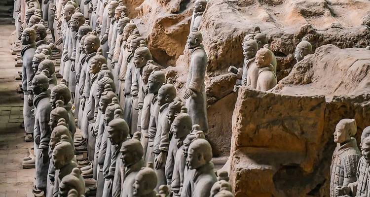 Rangées de Guerriers en Terracotta debout dans les fosses excavées du musée de Xi'an