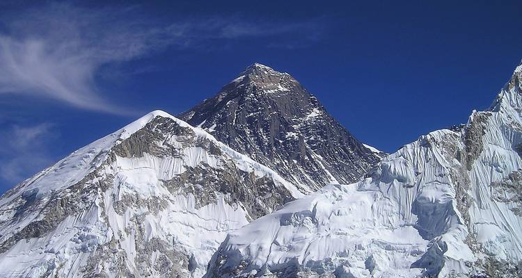 Majestueus uitzicht op met sneeuw bedekte toppen, waarschijnlijk Mount Everest.